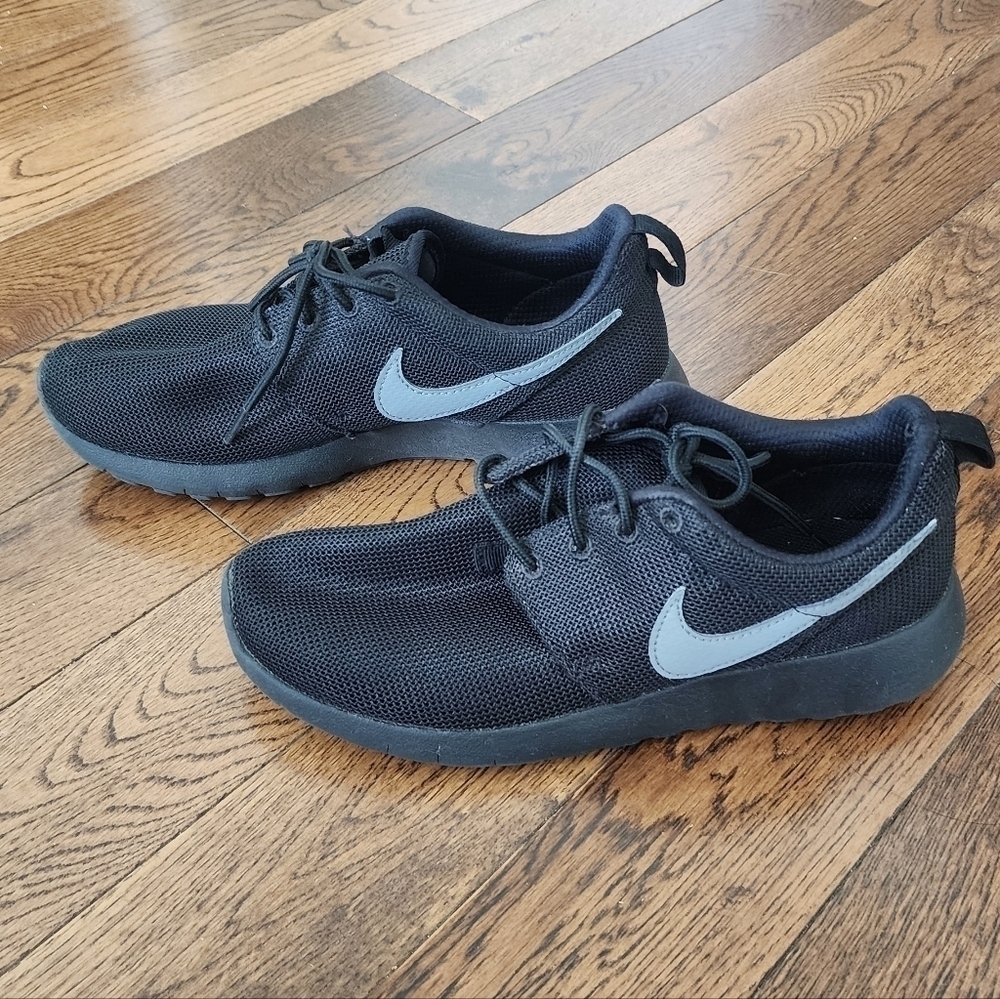 Nike Roshe One in Black/ Cool Gray size  5Y / Euro 37.5